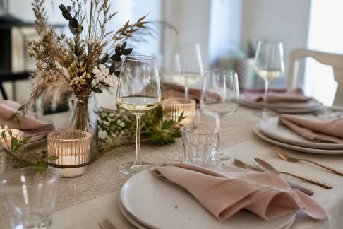 L’influence de l’éclairage naturel sur la décoration de table de fête