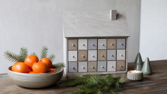 Le boom des calendriers de l’Avent miniatures : idées tendance pour petits espaces