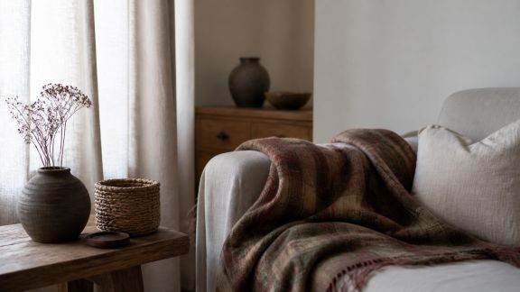 Réussir une harmonie de textures entre rideaux, plaids et petits objets décoratifs