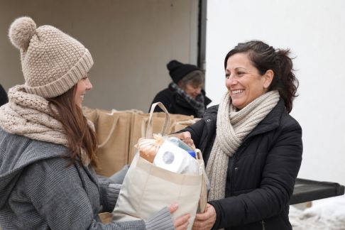 Accompagner les femmes en difficulté : actions solidaires pour un Noël plus serein