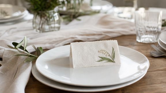 DIY facile : personnaliser des assiettes de fête avec des marque-places à broder