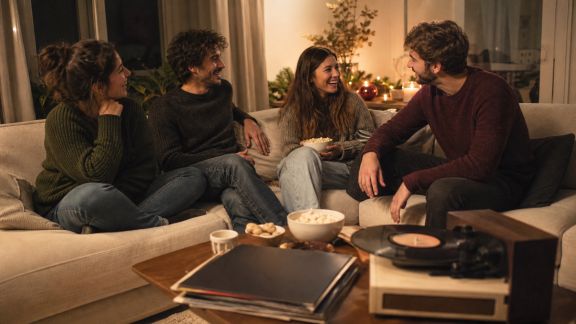 Films et musiques pour une soirée de Noël entre amis réussie