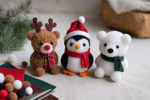 Réaliser des petits animaux de Noël en pompons colorés