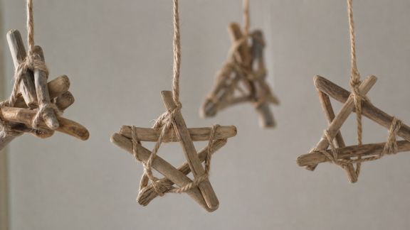 Astuces pour fabriquer des décorations de Noël suspendues avec de la corde et du bois flotté