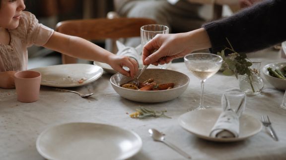 Comment adapter l'art de la table aux enfants sans perdre en élégance