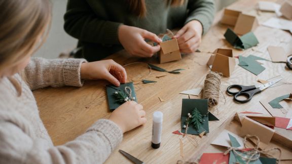 Organiser un atelier créatif autour du calendrier de l'Avent avec les enfants