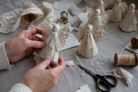 Atelier créatif : fabriquer des anges décoratifs en papier et dentelle