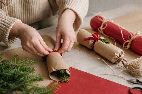Comment créer ses propres crackers de Noël pour animer le réveillon