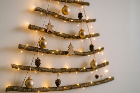 Idées DIY pour transformer des branches en sapin de Noël mural