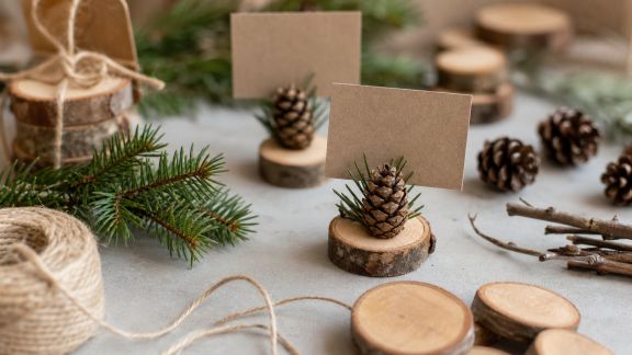 Fabriquer des porte-noms de Noël personnalisés avec des matériaux naturels