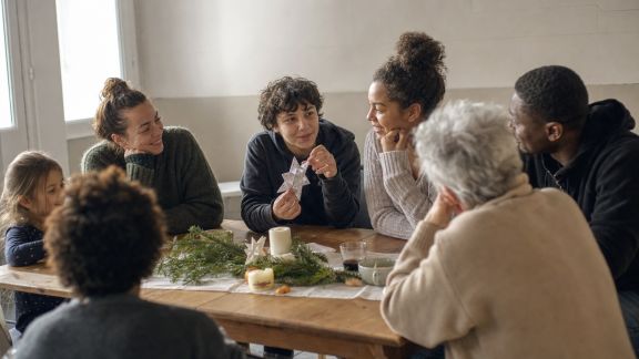Noël en foyer d’accueil : comment apporter un peu de chaleur humaine