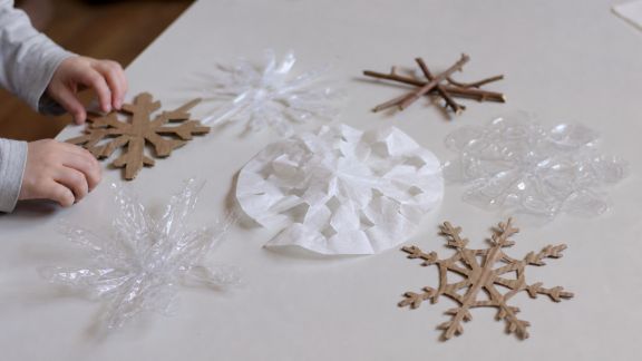 DIY express : fabriquer des flocons de neige en matériaux de récupération