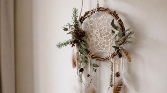 Créer un attrape-rêves de Noël pour une décoration bohème et hivernale