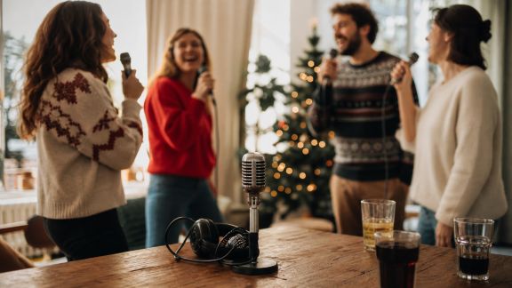 Organiser une soirée karaoké de Noël : conseils et playlists adaptées à tous
