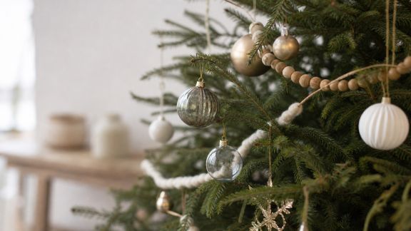 Les accessoires tendance pour sublimer votre sapin cette année