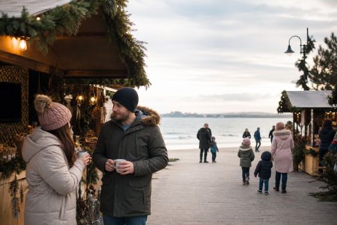 Marchés de Noël en bord de mer : des festivités les pieds dans l’eau