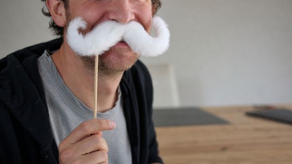 Jeu de la moustache du Père Noël : mode d'emploi et variantes drôles