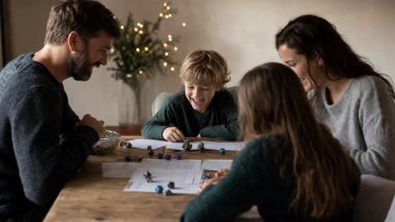 Des jeux de rôle festifs pour plonger dans la magie de Noël en famille