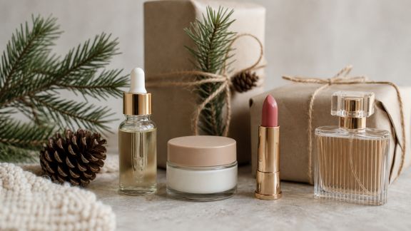Comment offrir de la beauté à Noël : soins et cosmétiques à tous les prix