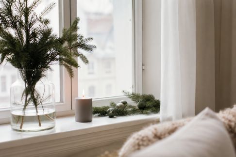 Optimiser l’espace autour des fenêtres pour une touche festive discrète