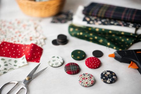 Fabriquer des magnets festifs pour le frigo avec des chutes de tissu