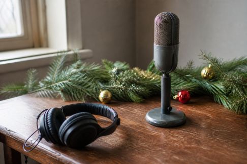 10 podcasts sur l’histoire des chansons et films de Noël à découvrir