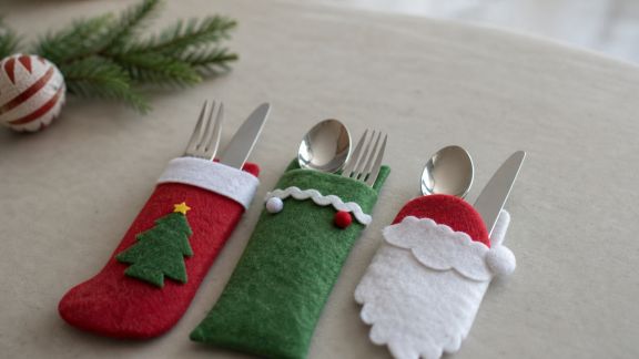 Tuto : réaliser des sets de couverts de Noël en feutrine colorée