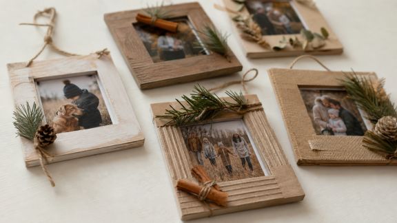Astuces pour réaliser des cadres photo souvenirs de Noël à suspendre