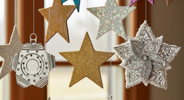 DIY : créer des étoiles scintillantes à suspendre avec des matériaux recyclés
